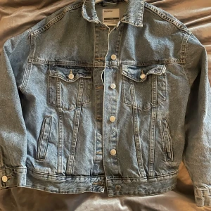 Jeansjacka  - En superfin jeansjacka från Bershka. Bara använd några gånger, bra skick ingen tecken på användning 💗 Storlek xxs men är oversized och passar S