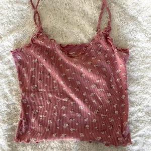 Gulligt rosa linne ♡  - sött rosa linne från Hollister, perfekt till sommar!! passar så bra till lowrise byxor eller kjolar passar bäst på 36/38 ♡