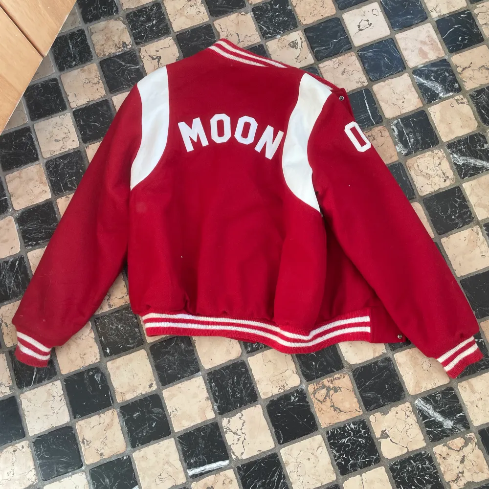 Vintage varsity jacket köpt på Pop Boutique i Göteborg. Gjord i USA. Storlek XL men sitter mer som en large. Små fläckar som syns på bild 3. Var inte rädd att skriva om du har frågor eller vill se flera bilder!. Jackor.