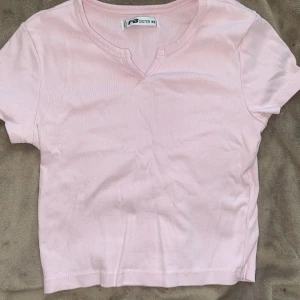 T-shirt  - Säljer denna enkla men söta t-shirten 🩷i storlek XS men den passar bra på S också.