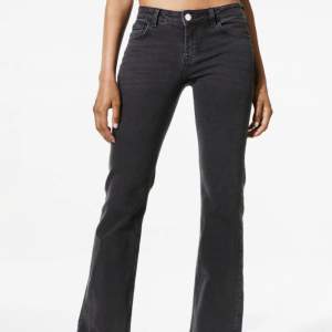 Low waist bootcut jeans från H&M, de är slutsålda och går inte längre att köpa, de är i jättefint skick💗💗