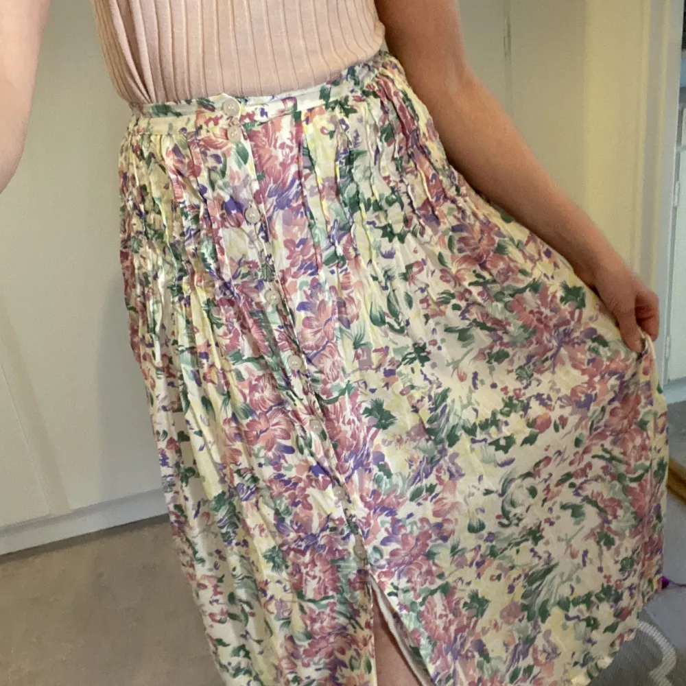 Vintage kjol med fickor 💕 Slutar på halva vaden och hög midja 🌸. Kjolar.