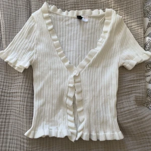 Topp - Så fin blus med lite volanger från hm💓💓nyskick 