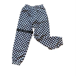 Byxor - Rutiga byxor med fickor! Materialet är ganska tunt och luftigt<3 och dom är i storlek S