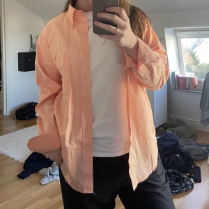 Sommarskjorta - Skjorta som aldrig är använd. Köpare står för frakt💕 (aprikos färg)