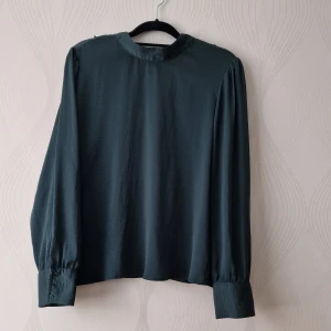 Tröja - Grön tröja med spets på baksidan