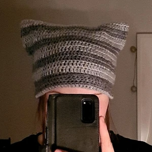 Grå cat beanie - Ljus- och mörkgrå cat beanie jag virkat själv. Lite mindre i passformen. Tveka inte att höra av dig🫶