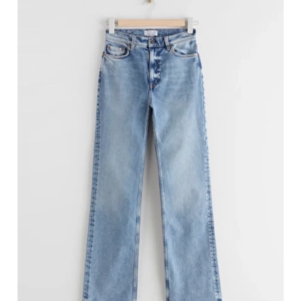 Jättefina blå jeans med utsvängning från &other stories. Första bilden är lånad från Frida Tordhags instagram. De är i mycket bra skick. Säljer pga lite för stora för mig. Jeans & Byxor.