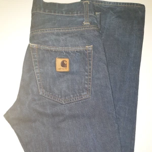 Carhartt jeans - Vida carhartt jeans i mörkblått. Pris kan diskuteras vid snabb affär. 