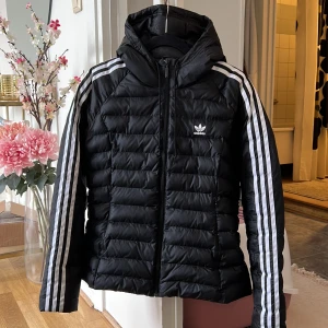 Figursydd Adidasjacka  - Superskön och fluffig Adidasjacka, sitter som en smäck och framhäver ens kurvor! Strl. 40