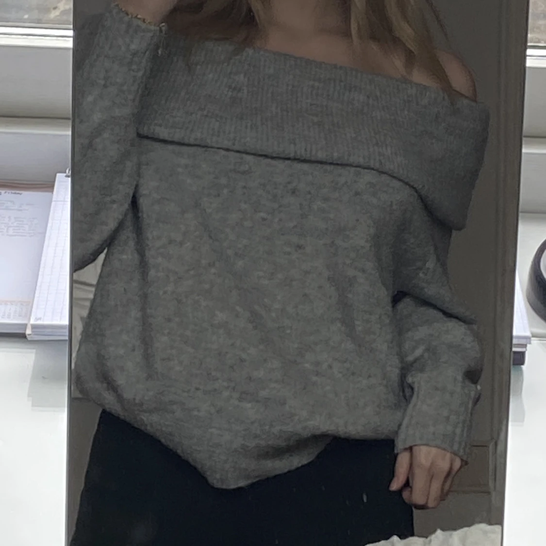 Grå off-shoulder tjocktröja