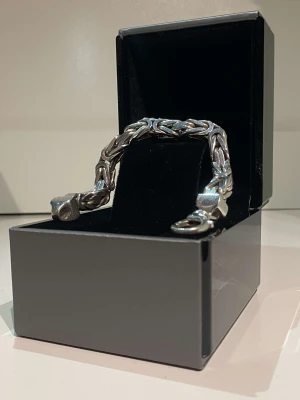 Kejsarlänk - Äkta silver, (har två stämplar) 24cm långt och 8mm brett. Sparsamt använd mycket fint skick!!Vid frågor är det bara att höra av sig 