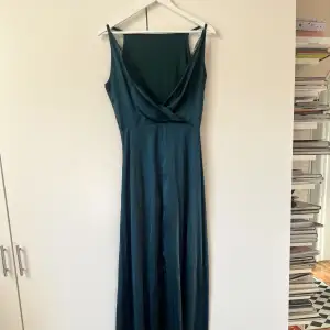 Super fin mörkgrön balklänning i satin🙌 klänningen är lite mörkare i verkligheten!💗 Den är köpt från bubbleroom och använd en gång. Säljer då jag inte har användning av den längre💞 