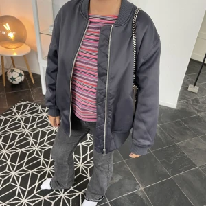 Vintage topp  - Säljer denna skitnsnygga toppen som jag köpt på second hand, den e i väldigt bra skick!! Stolen ungefär 36/38❤️❤️💕