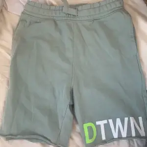 Shorts som jag använde för ca ett år sedan, skulle säga att shorts passar för dom som är 10-12 :) pris kan diskuteras , - 50 eller + 50  st bror på:) 