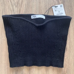 Tubtopp zara - Stickad tubtopp från Zara, i strl M och aldrig använd, med lappar kvar! Skynda fynda!😁