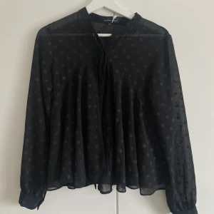 Svart blus  - Supersnygg svart blus, passar mig som brukar ha strl S❣️☺️ bara att trycka på köp nu för att köpa!