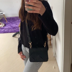 Handväska - Säljer min handväska från Lindex som aldrig är använd. (Lappen sitter kvar). Säljs pga att den inte kommer till användning☺️