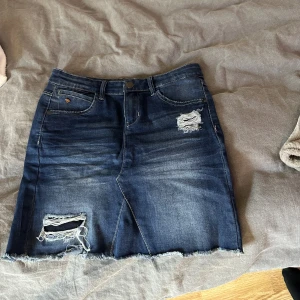 Jeanskjol - Säljer denna superfina och sköna kjol. Den är väldigt stretchig i materialet och sitter hyfsat tajt. Frakt tillkommer!🫶🏼