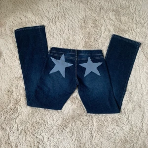 Jeans - ‼️INTE SÅLDA, OSERIÖS KÖPARE‼️ Lågmidjade jeans men stjärnor som jag har sytt på. Midjemått tvärs över: 37cm. Innebenslängden: 82cm. Ytterbenslängden: 98cm. Står att dem är M men passar mig som har xs/s. Buda💗