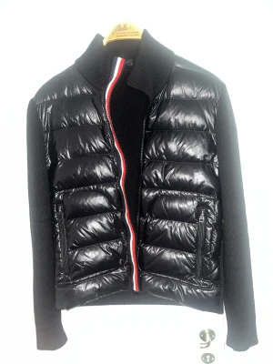 Moncler Maglione Tricot Cardigan  - Moncler Cardigan i storlek M som har använts några gånger  därför de bra skick på den. Skick 9/10  Finns QR kod/tags. Osäker om den e äkta, där av priset! Hör av dig om du är intresserad eller har några frågor osv!😉