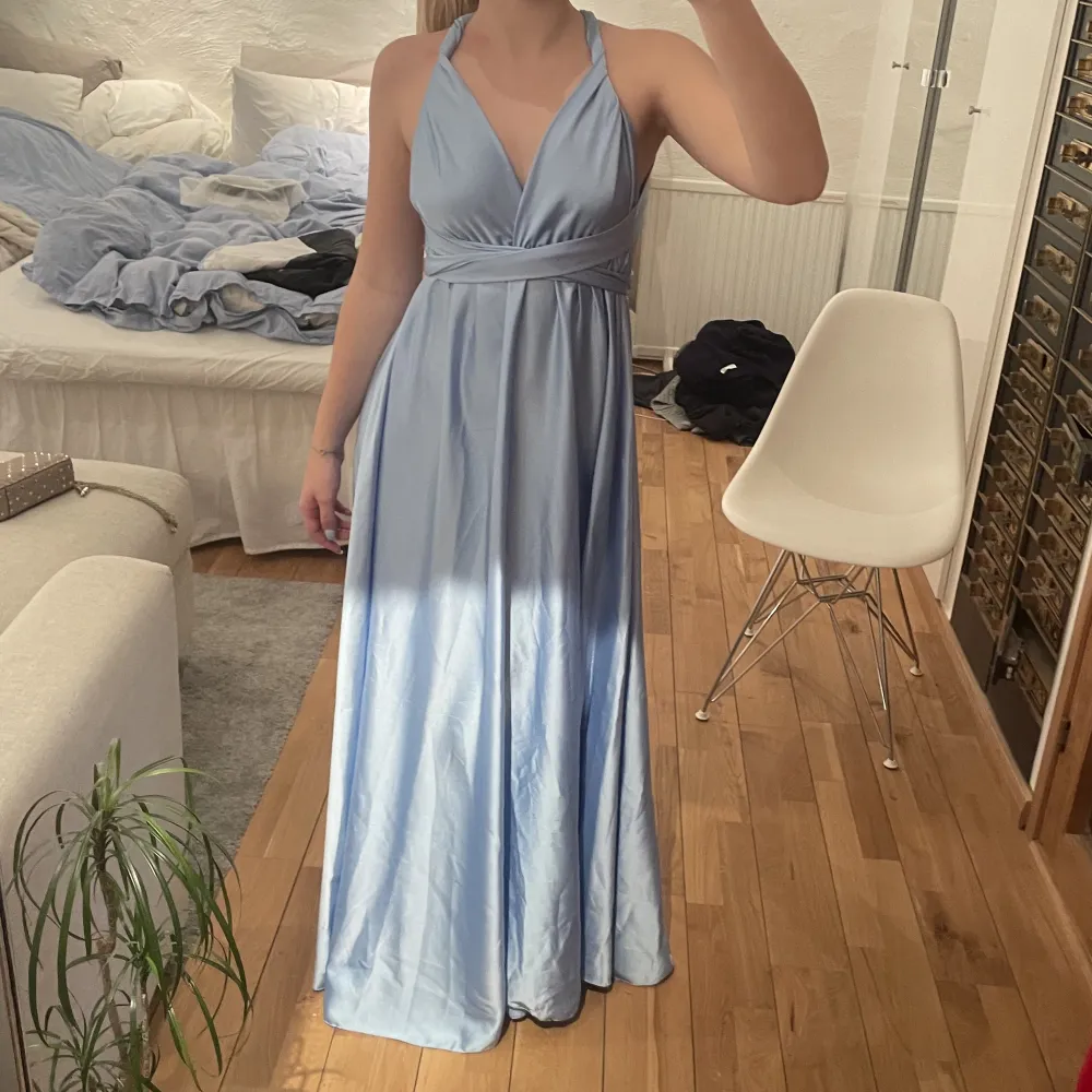 Fin blå klänning som man kan knyta på olika sätt, den är one size som passar alla💞 lappen är kvar. Klänningar.