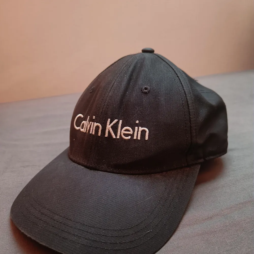 Calvin Klein keps andvänd. Övrigt.