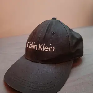 Calvin Klein keps andvänd
