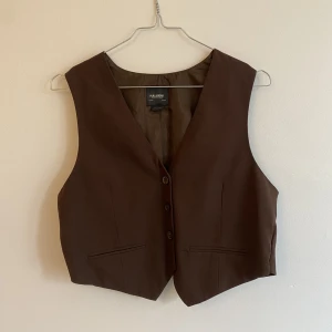 Väst - Kostymväst från pull&bear, croppad, storlek m men känns som en s