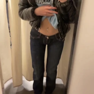 Low waist Tommy hilfiger jeans - Lågmidjade Tommy hilfiger jeans, ger ett retro intryck och är super snygga! Säljer för att dom har blivit små för mig. Sitter lite långt i längden för mig som är 1,56cm. Vet inte måtten men skicka ett dm så kan de lösas!🫶🏻🤍köpare står för frakt! ❌KÖP NU❌