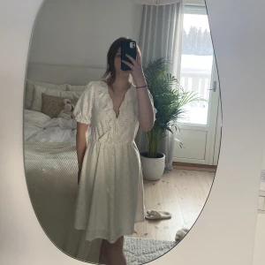 Vila klänning - Jättefin klänning i mycket bra skick, perfekt till student eller skolavslutning!! Köpt för något år sedan till min konfirmation och endast använd då❤️☺️inga defekter vad jag kan se, skriv för mer info/bilder