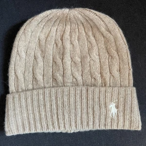 Mössa Ralph Lauren - Ljusbrun mössa från Ralph Lauren. Har aldrig använts, prislappen har tagits bort. Säljes på grund av ångrat köp. Nypris ca 700:- 💓