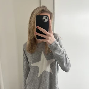 Gullig stjärn-tröja från bondelid ✨💞 - Sån söt grå tröja med en stjärna från Bondelid! Knappt använd så jättefint skick! Säljs eftersom att den inte används💞