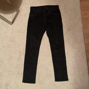 Svarta jeans från Massimodutti i storlek 30. Fint skick🥰