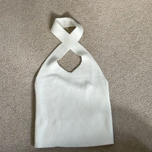 Linne - Säljer denna topp ifrån SHEIN. Jag använder inte denna och därför säljer jag! Den är inte genomskinlig och den skall gå kors runt halsen! Töjbart material.