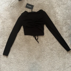 Svart topp  - Svart långärmad topp från Pretty Little Thing i storlek 8. Aldrig använd med prislappen kvar! 