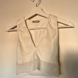 zara linne - vitt linne från zara med mesh längst ner. 