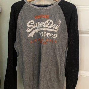Långärmad superdry - Små tecken på användning men övrigt gott skick!