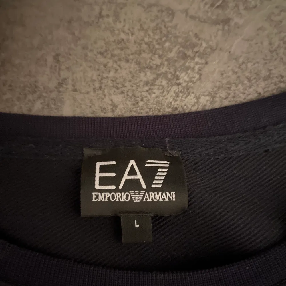 En EA7 sweatshirt i storlek L som används få gånger, säljer den för att den inte används och bara tar upp plats.. (pris kan diskuteras). Tröjor & Koftor.
