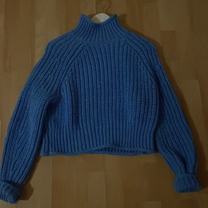 Stickad tröja - En blå stickad tröja, använd en gång. Storlek xs 