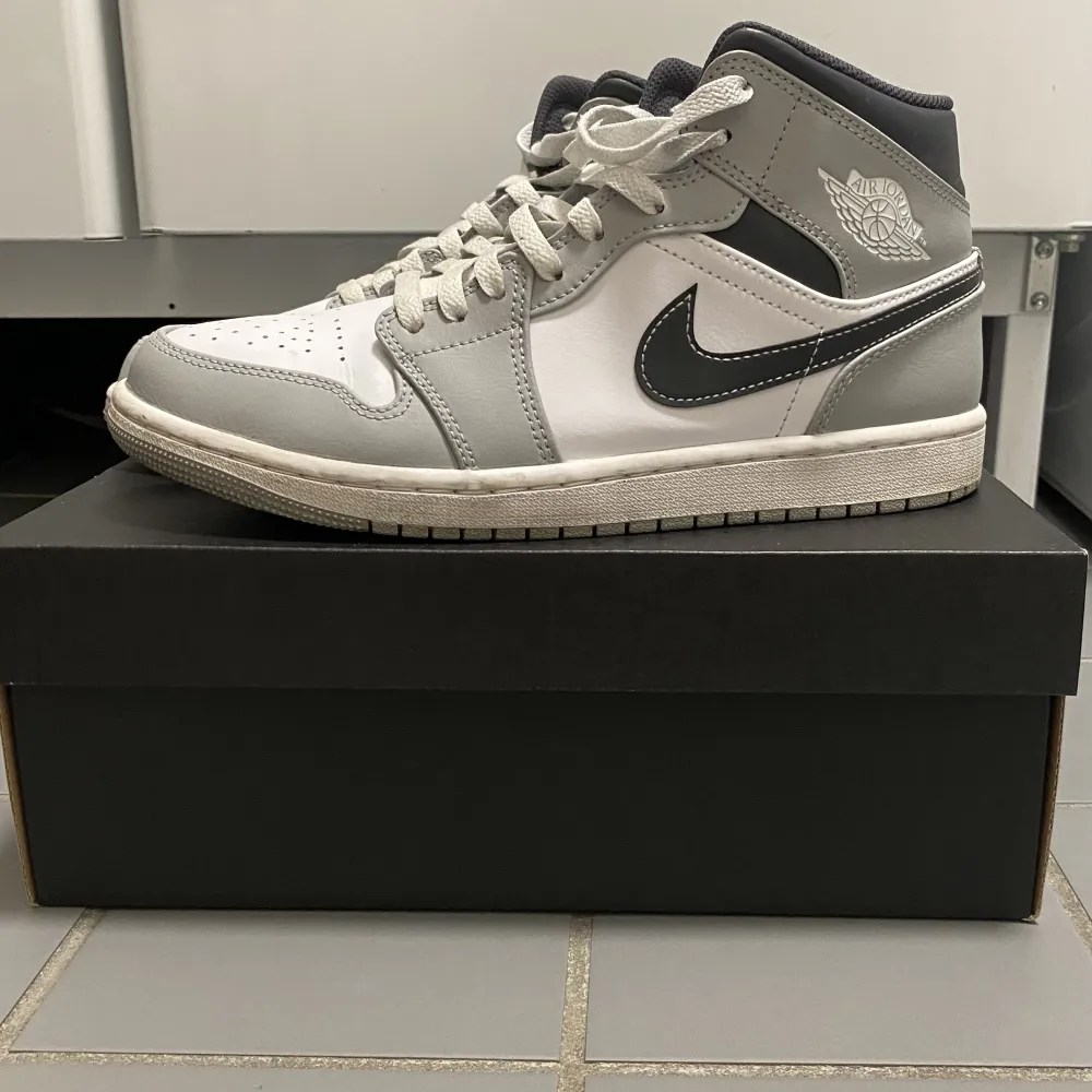 Säljer Air Jordan 1 Mid 'Light Smoke Grey' storlek 42 i myxket bra skick, finns knappt skador eller smuts. Endast använd ett par gånger (pris kan diskuteras). Skor.