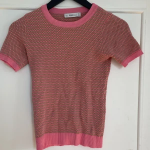 tröja - super söt tröja till sommarn. Från Zara men köpt här på plick. Säljes för den tyvärr inte kommer till användning. skriv gärna för fler bilder💗