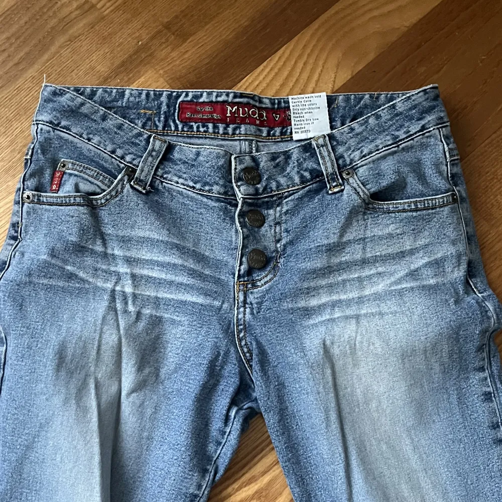 Ljusa lågmidjade jeans med coola detaljer, knapp använda❤️‍🔥. Jeans & Byxor.