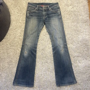 Jeans - Nu säljer ja dessa superfina låg midgade jeans💕pga att de har blvit för korta för mig! Innerbensmått 77 cm  Och midjemått 37 cm men de är väldigt stretchiga!! De är även i väldigt bra skick💕