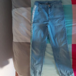 Skinny jeans - Jag säljer denna skinny jeans för att jag har bytt min styl. Den har bra skick. Jeansen har så fin mönstrad mönster på kanten av jeansen. Har köppt den från Turkiet. Köpte den för 200 kr och säljer den för 80 kr. PRIS KAN DISKUTERAS!!💗