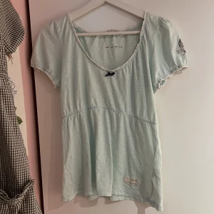Blå Odd Molly Topp - Säljer en av mina fina odd molly plagg som it passade mig :c </3 Säljs därför vidare nu och är av fin kvalite och fri från defekter. Dessutom superbekväm och bara för gullig! <3 Hör av dig vid intresse eller klicka på ”köp nu” för snabbt köp! 