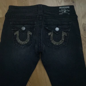 True religion lågmidjade jeans  - Byxorna är inte alls slitna och har bara blivit använda 2 gånger💕 Byxorna är i storlek 28 vilket motsvarar M, Men tycker dom passar mer som storlek S. Köparen står för frakten, men vi kan också mötas upp🥰 Tryck inte på köp direkt💕