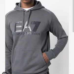 Ea7 hoodie - Säljer den för den inte kommer till användning köpte förra året för 1100kr, kan gå ner i pris