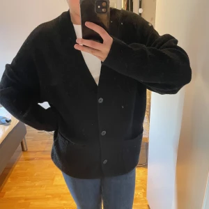 Stickad kofta  - Säljer denna stickade kofta då jag aldrig använt den. Koftan är i storlek S men skulle säga att den passar en M också eftersom den är lite overzised i storleken🫶🏼 köparen står för frakten 