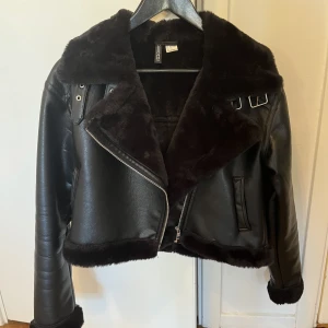 Jacka - En väldigt fin skinnjacka med päls innanför. Den är helt oanvänd. Kort modell. Storlek Xs. Pris går o diskutera